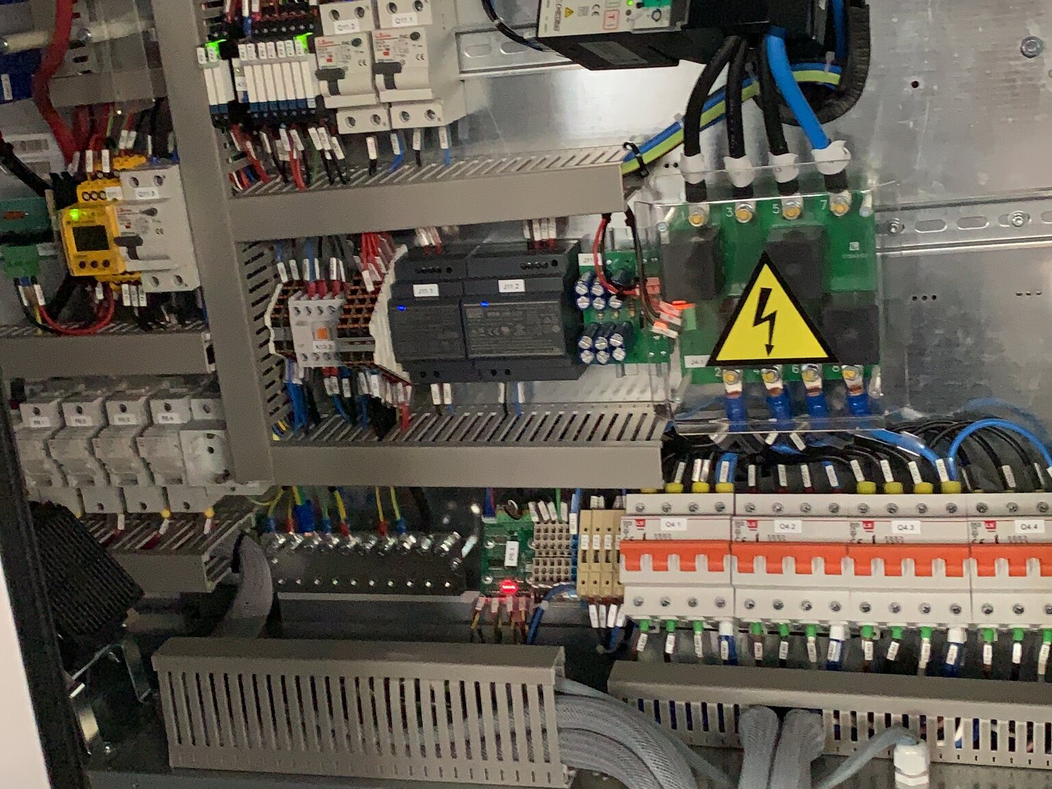 Grid cabinet and charging infrastructure